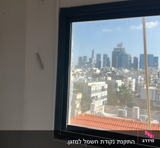 שקע חשמל על קיר ליד חלון